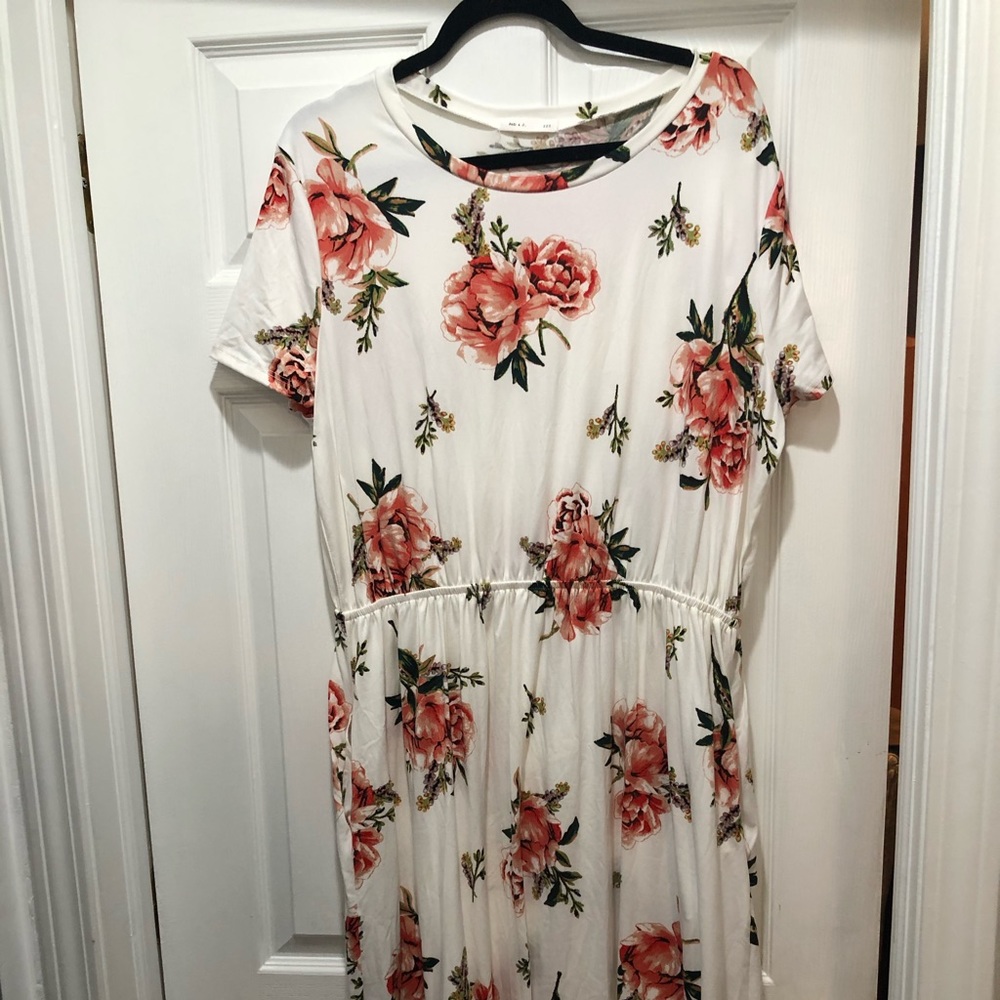 Adorable cream and floral dress. 3XL. Tara Lynn